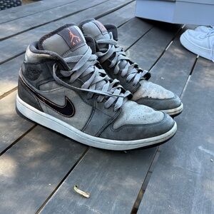 Air Jordan 1 Retro “Night Stadium” sneakers, size 8 men’s, condition used